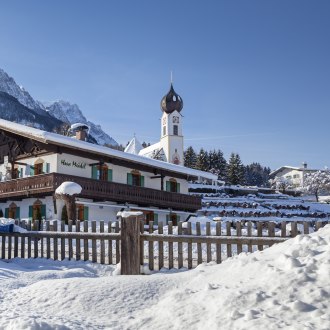 Kirche mit Haus im Winter, © Toursitinformation - Foto Gilsdorf