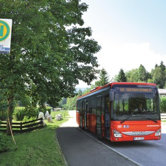 Bus an Haltestelle, © © Regionalverkehr Oberbayern GmbH