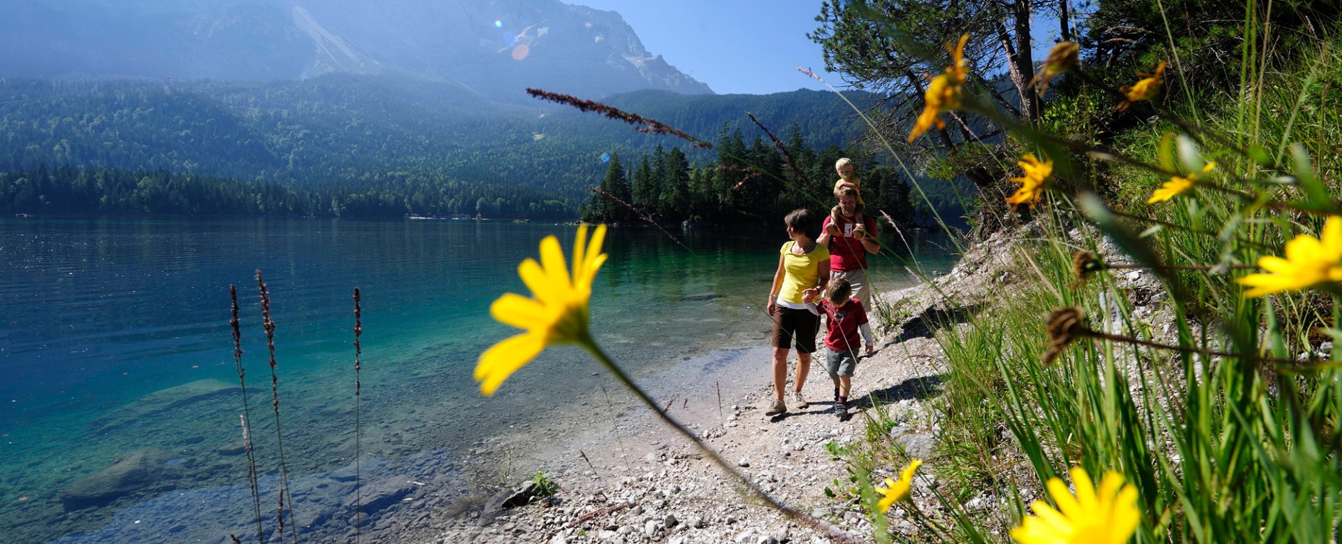 Walk with family around lake eibsee, © Touristinformation Grainau - Foto Ehn