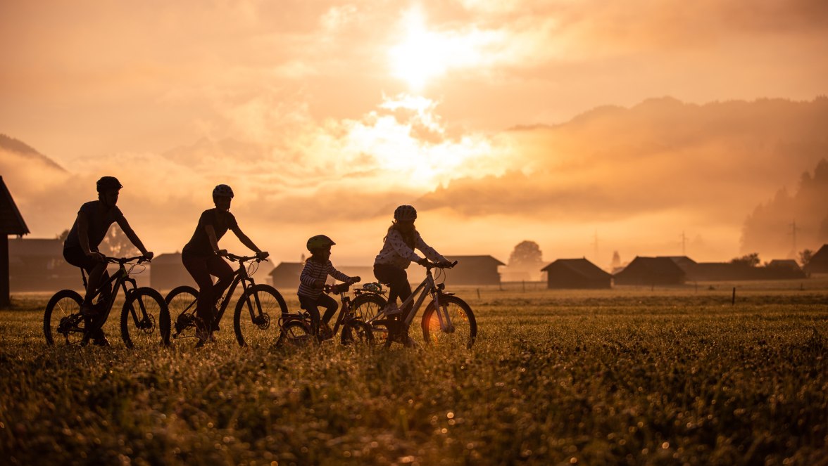 Family biking Hammersbacher Fußweg, © Zugspitzland - T.Marzusch