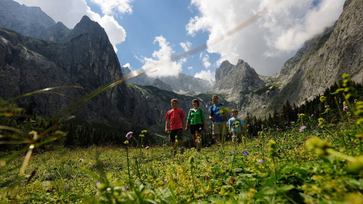 Höllentalanger with view to Zugspitze, © Touristinformation Grainau - Foto Ehn