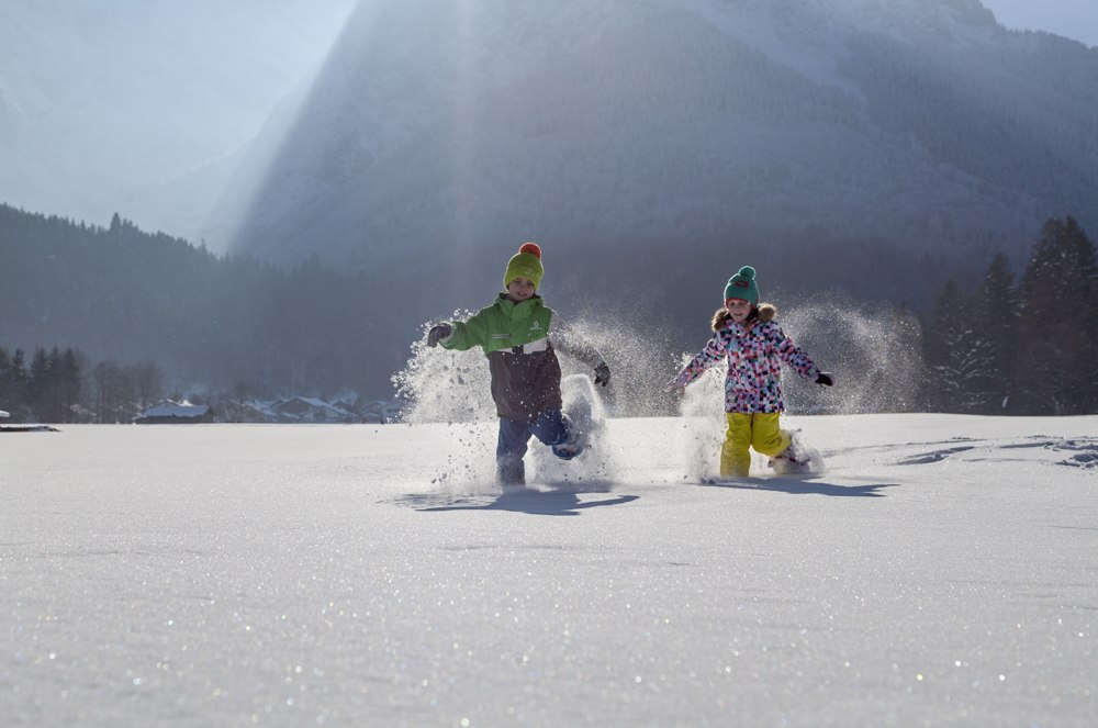 Kids running in the snow, © Tourist-Information Grainau - Foto Bäck