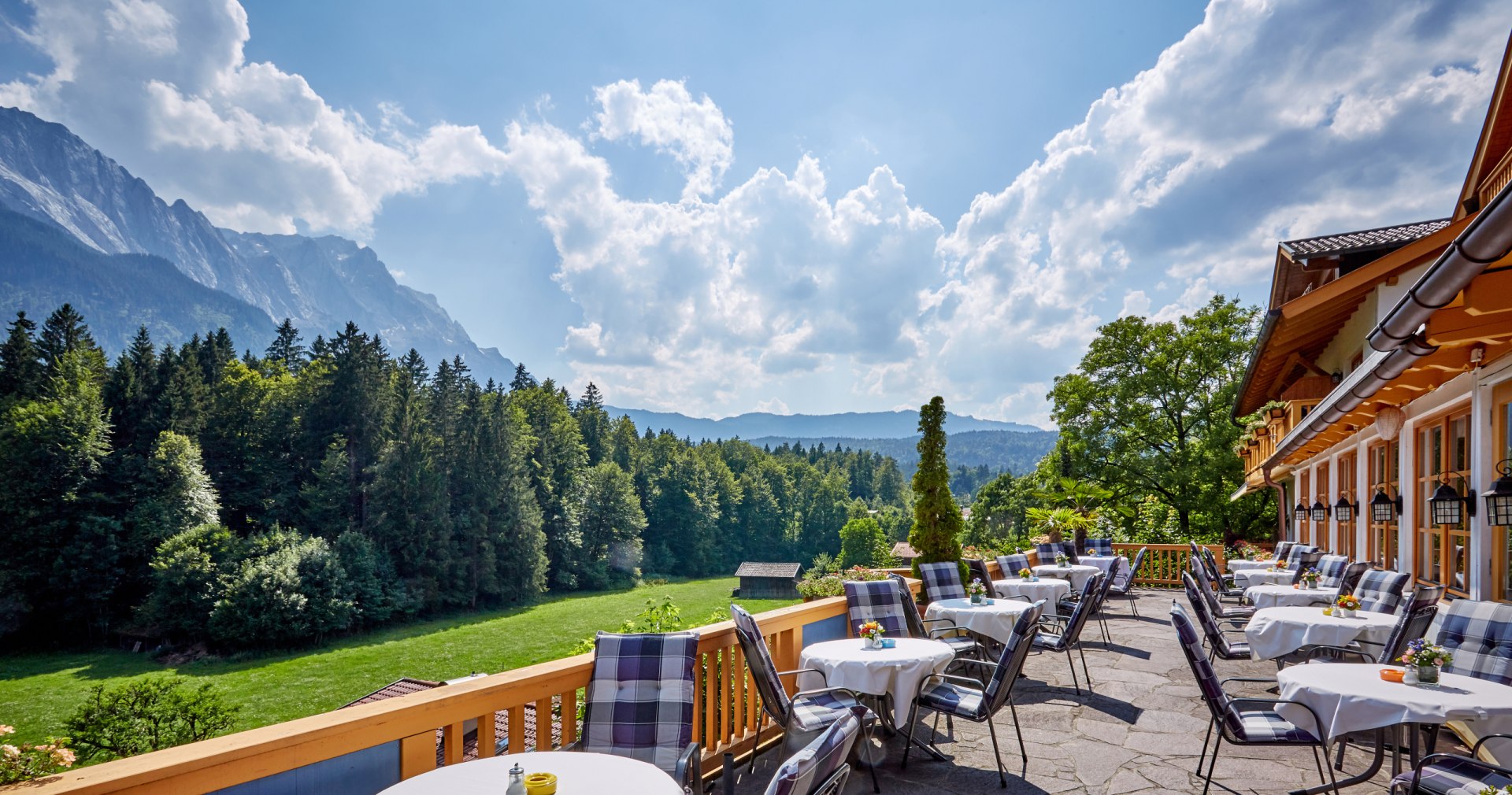 Aussichtsterrasse im Hotel Waxenstein, © Romantikhotel Waxenstein - Gilsdorf