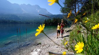 Eibsee Spaziergang mit Familie am Ufer, © Tourist-Information Grainau - Foto Ehn