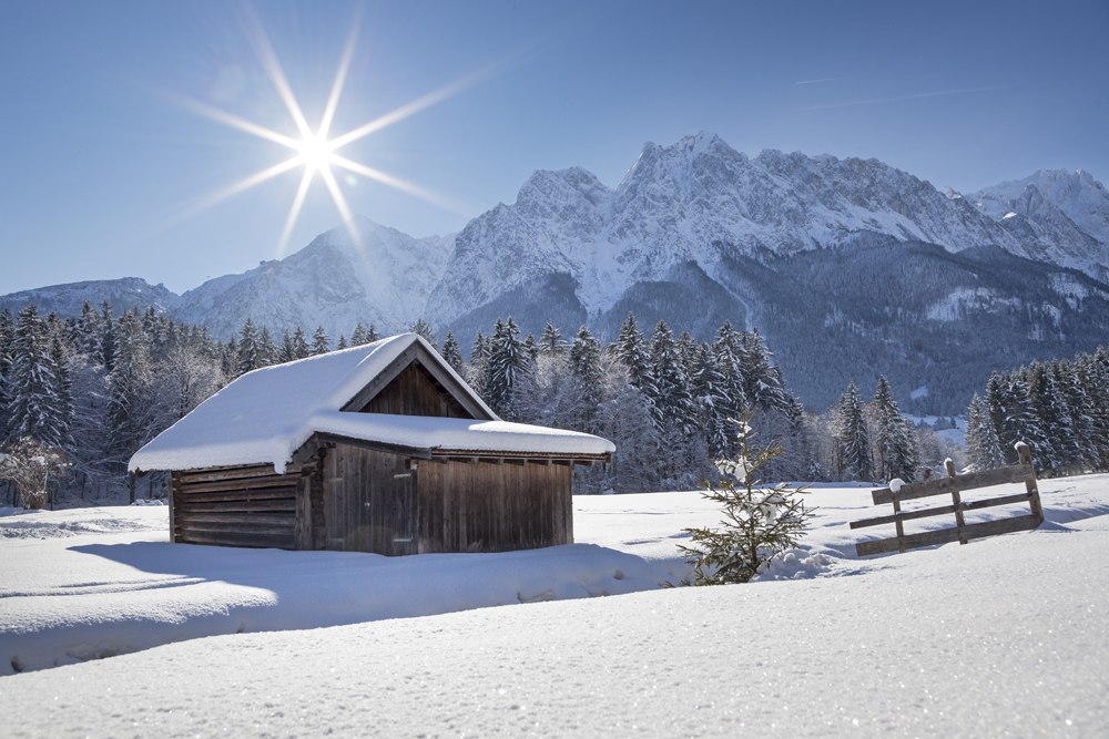 Verschneiter Stadl im Hintergrund Berg, © Touristinformation Grainau - Foto Bäck