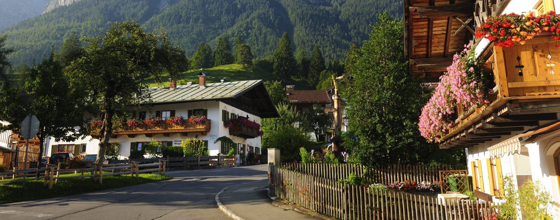 Grainau, oberer dorfplatz, blick auf waxensteine, © Touristinformation Grainau - Foto Ehn