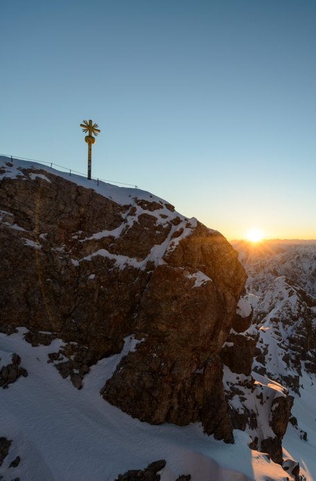 Zugspitzgipfel bei Sonnenaufgang, © Tourist Information Grainau –W.Ehn