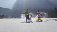 Kinder im Schnee laufend, © Tourist-Information Grainau - Foto Bäck