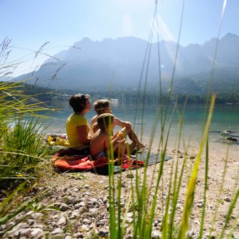 Eibsee mit Mutter am Ufer, Sommer, Grainau, © Tourist-Information Grainau - Foto Ehn