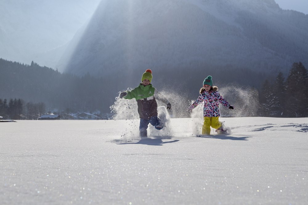 Kids running in the snow, © Tourist-Information Grainau - Foto Bäck