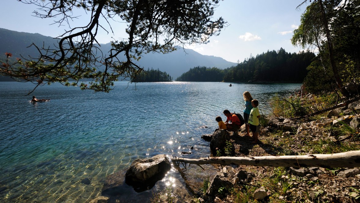 Eibsee with family, © Tourist-Information Fotograf Ehn