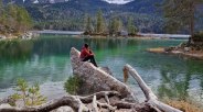 Eibsee mit Frau auf Stein, © Zugspitzdorf Grainau-H.O.