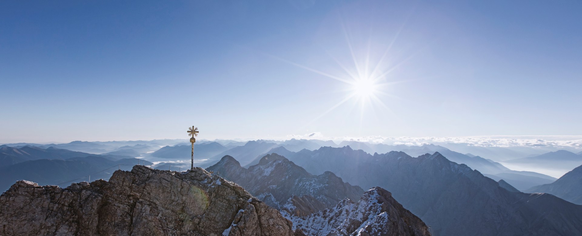 Zugspitze Gipfel mit Sonne, © Bayerische Zugspitzbahn AG, Matthias Fend