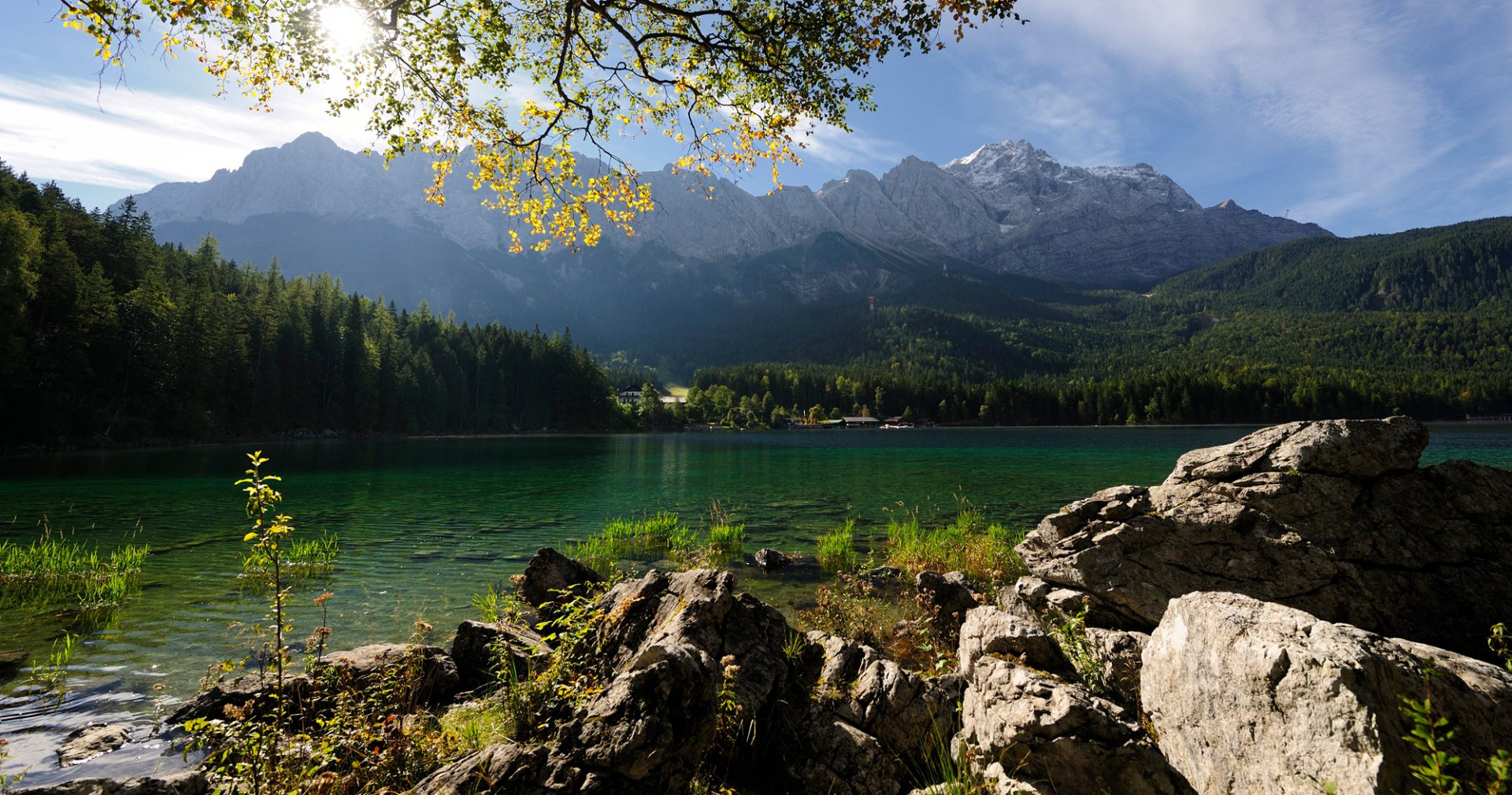 Eibsee mit Blick zum Hotel und Bootsverleih, © Touristinformation Grainau - Foto Ehn