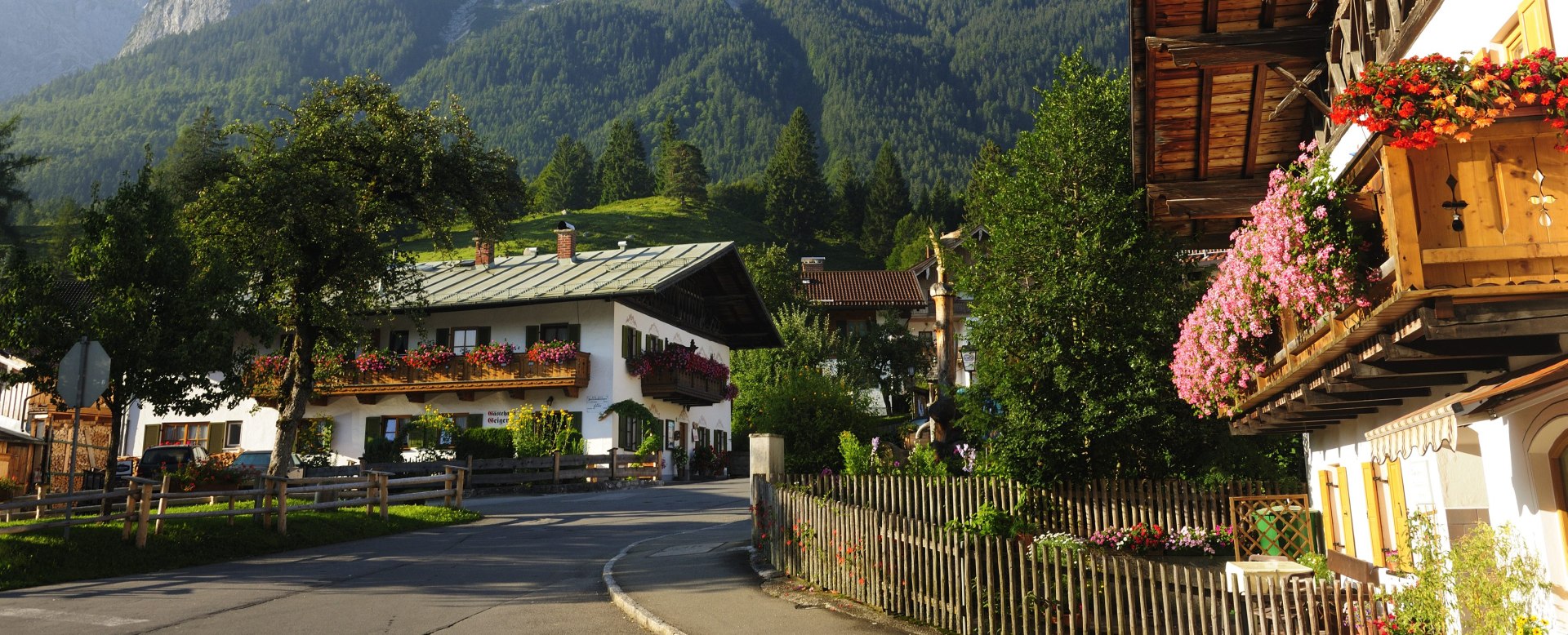 Grainau, oberer dorfplatz, blick auf waxensteine, © Touristinformation Grainau - Foto Ehn