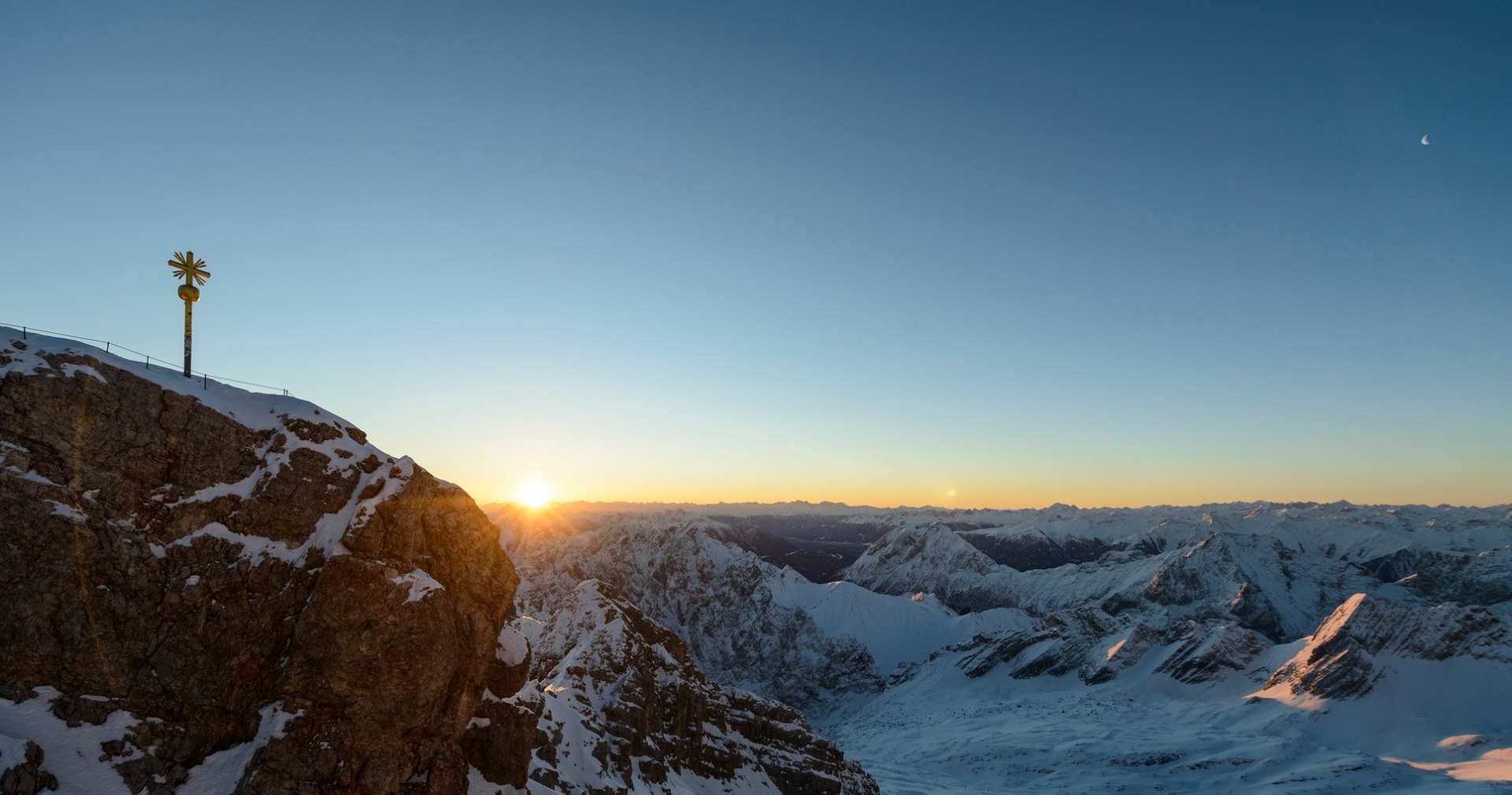 Zugspitzgipfel bei Sonnenaufgang, © Tourist Information Grainau –W.Ehn