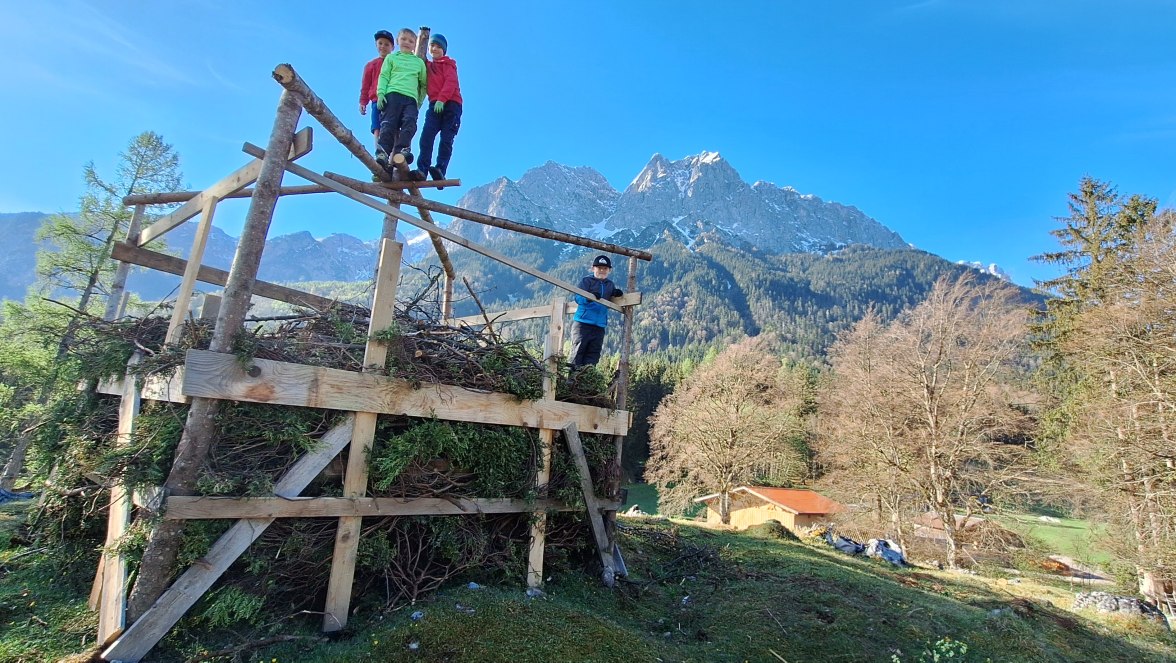 Kinder am bauen für Johannifeuer, © Zugspitzdorf Grainau-H.O.