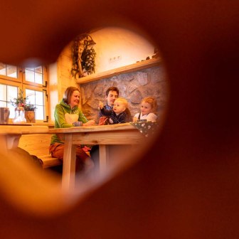 Familie in Hütte, © Zugspitzdorf Grainau - Ehn