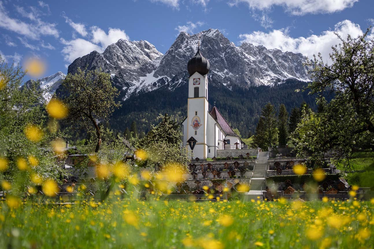 Frühjahr mit Kirche, © Zugspitzdorf Grainau - Ehn