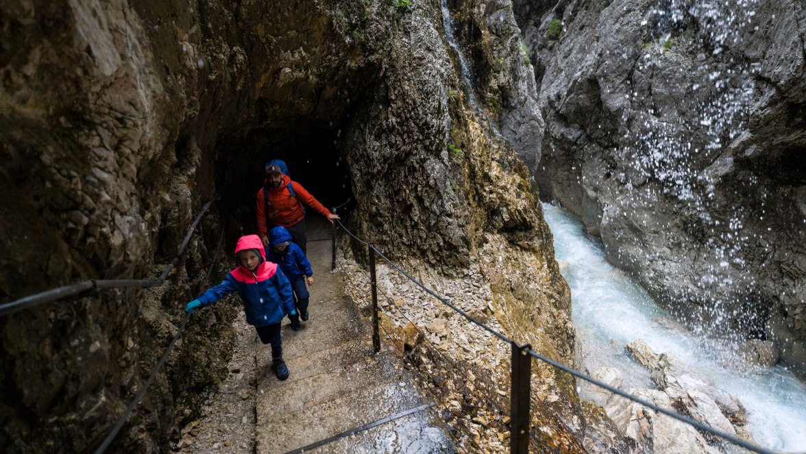 Höllentalklamm Gorge with family, © Zugspitzdorf Grainau - WEhn