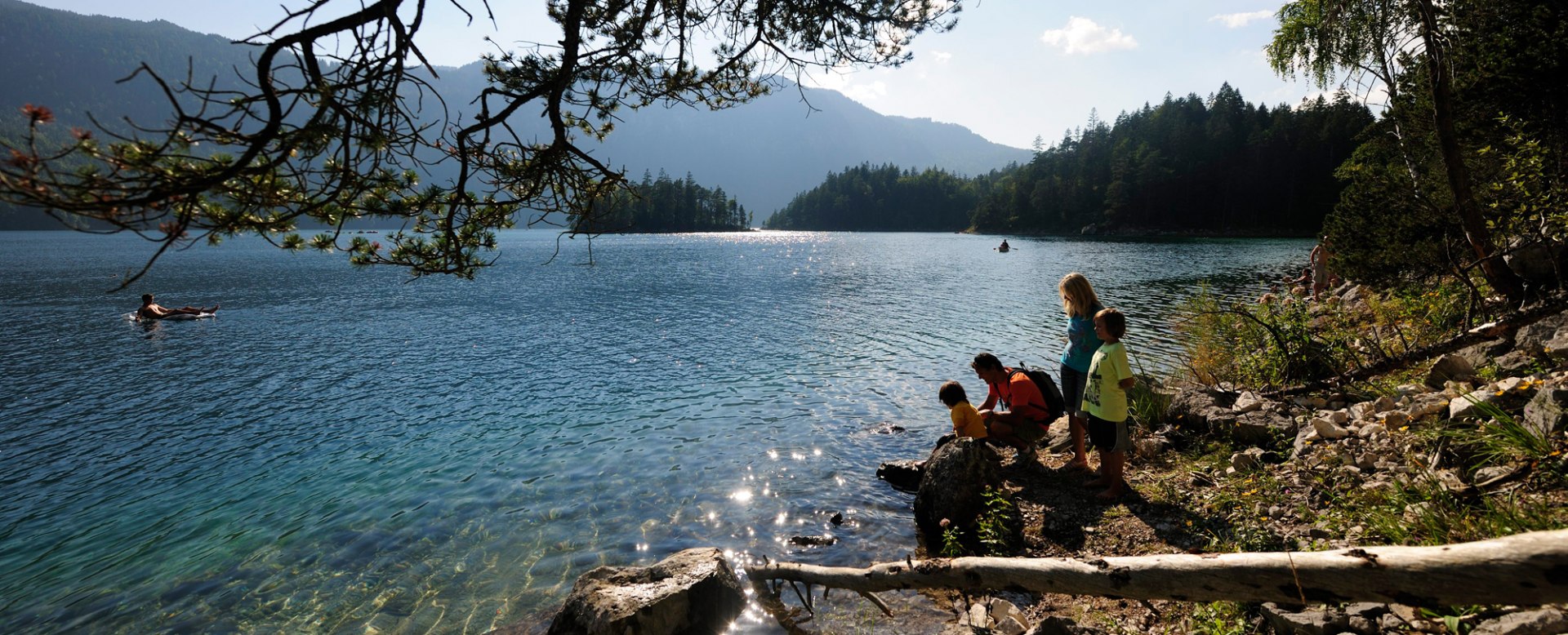 Eibsee with family, © Tourist-Information Fotograf Ehn