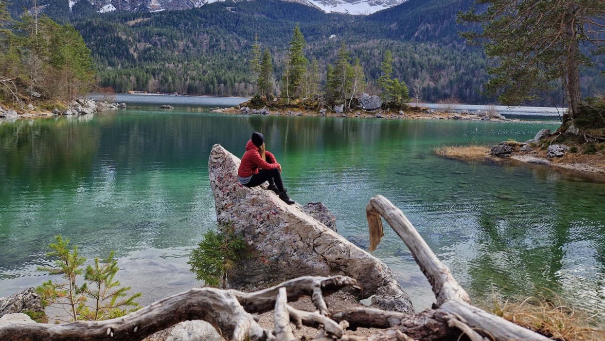 Eibsee mit Frau auf Stein, © Zugspitzdorf Grainau-H.O.