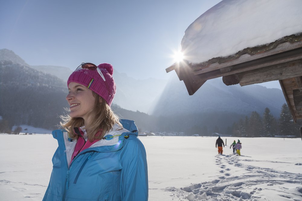 Frau im Schnee vor Heustadl, © Toursit Information - Foto Bäck