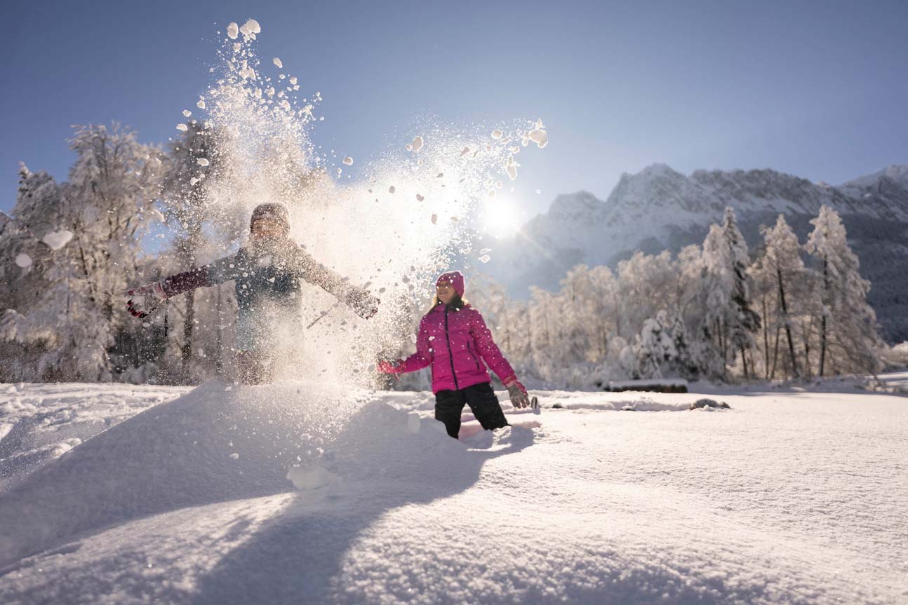 Kinder mit Schnee spielen, © Zugspitzdorf Grainau - Ehn