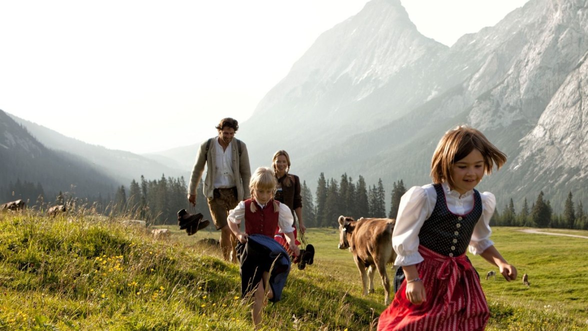 Familie_auf_Wiese_Alm_02.jpg