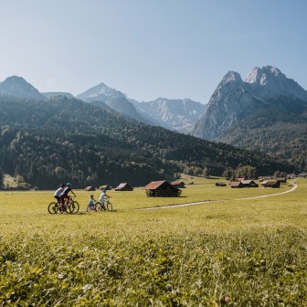 Fahrradfahren in Grainau mit Zugspitzblick, © Zugspitzland - T.Marzusch